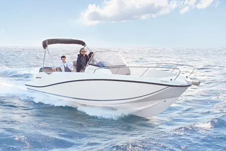 Weißes Motorboot von Easy Boat auf dem Meer