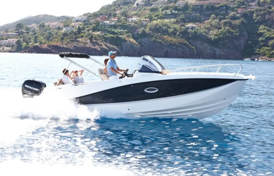 Motorboot mit Gästen nahe der Küste von Cala Ratjada
