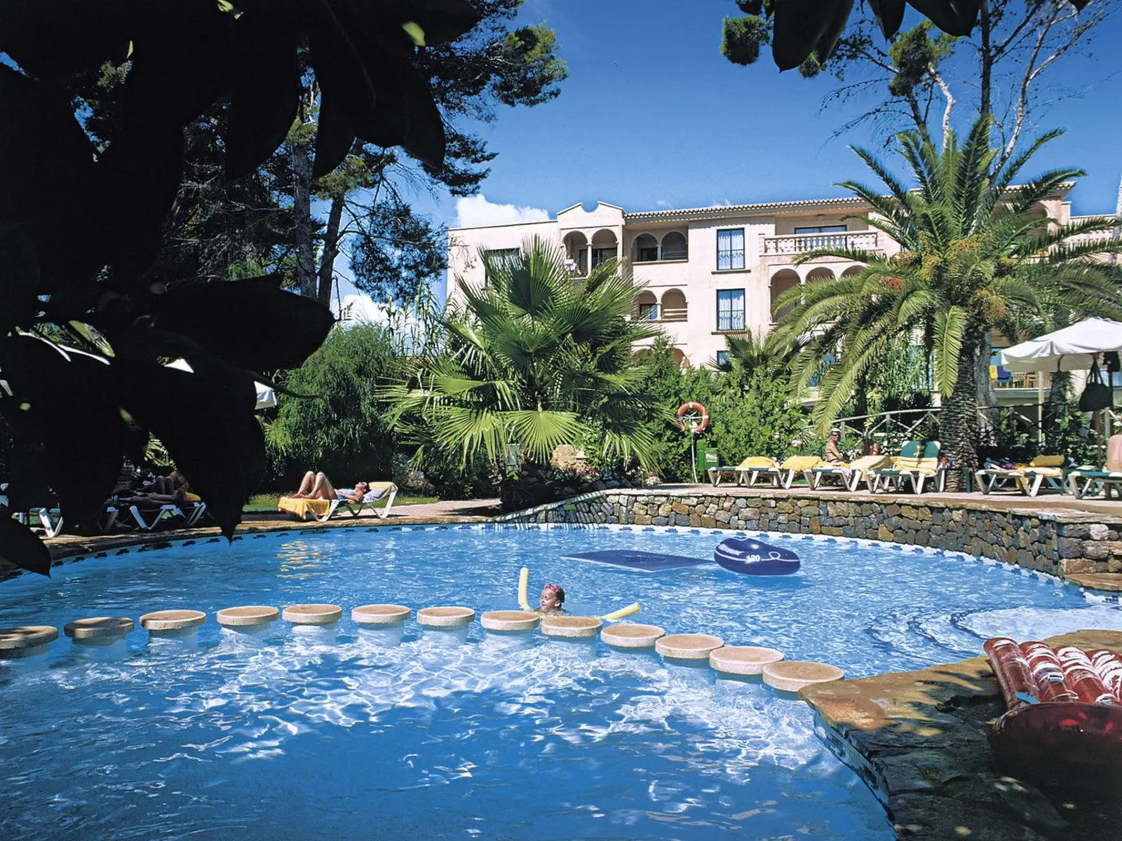 Family pool – image 4 of 4