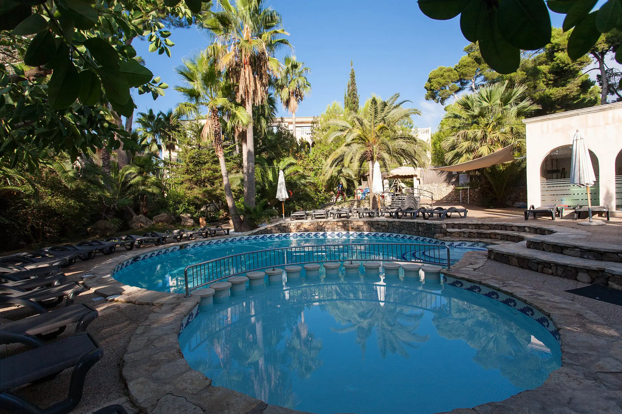 Family pool – image 2 of 4