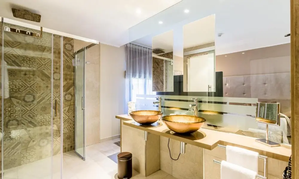 Deluxe Suite – image 2 of 5