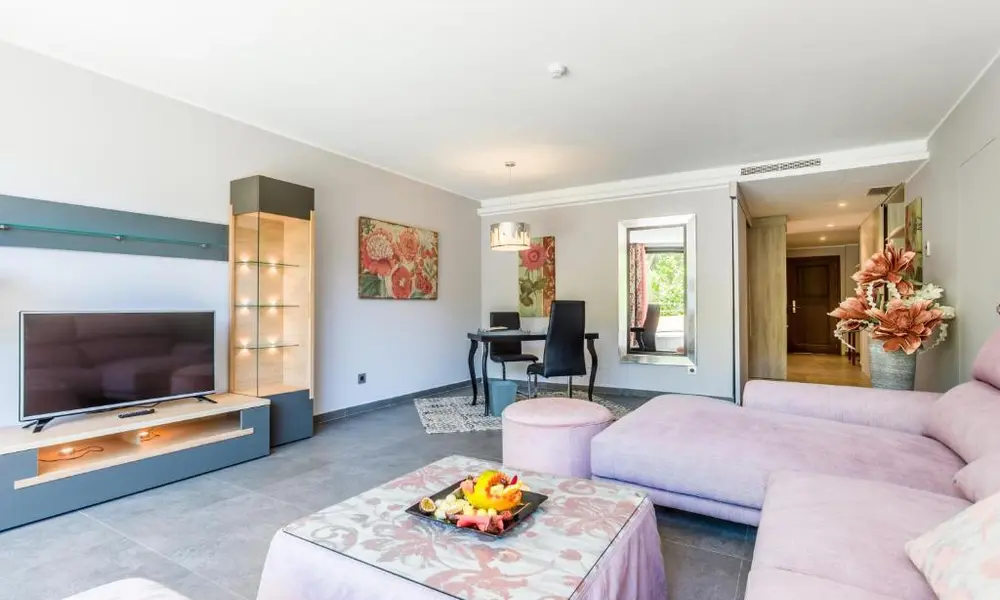 Deluxe Suite – image 4 of 5